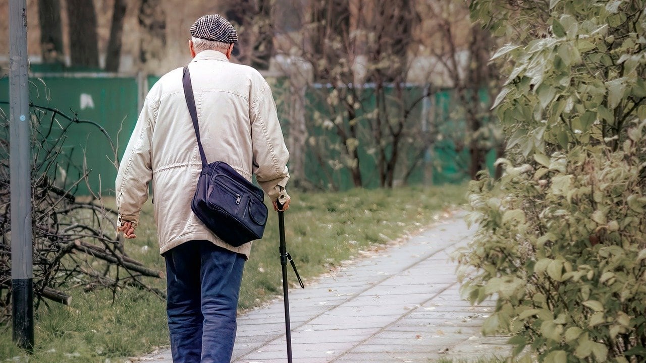 Salute: quanti passi dovrebbero fare gli anziani per aiutare il cuore?