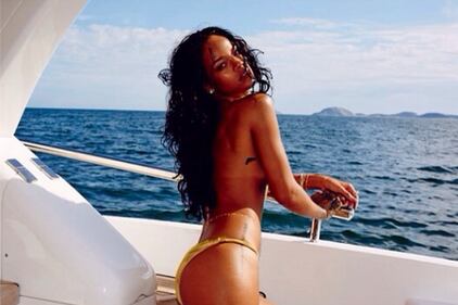 Rihanna, che topless al mare in Brasile 2