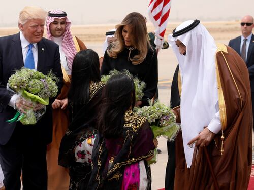 Trump visita l'Arabia Saudita: Melania e Ivanka senza il velo