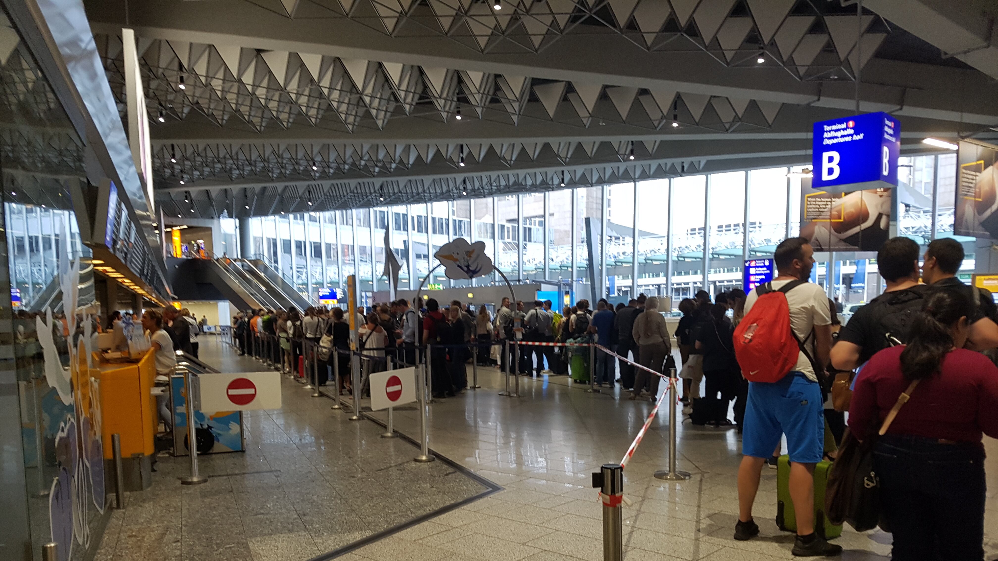 Dusseldorf, malato mentale accoltella alla testa un dipendente dell'aeroporto