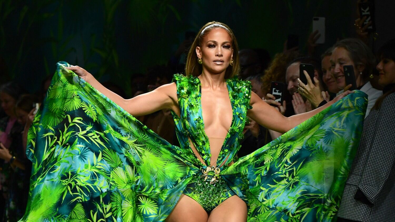Passerella hot per Jennifer Lopez. A 50 anni incanta la Milano Fashion Week