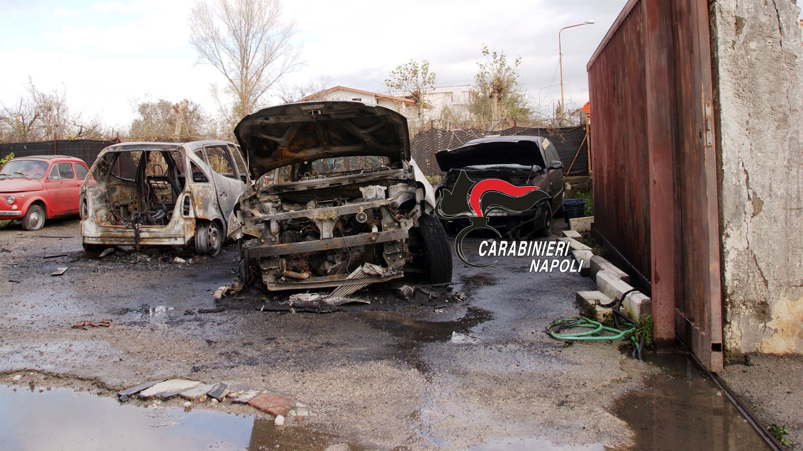 Geloso della ex, incendia la sua auto e quella del compagno