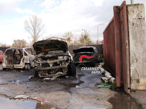 Geloso della ex, incendia la sua auto e quella del compagno
