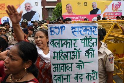 La violenza contro le donne scatena la protesta in India 8