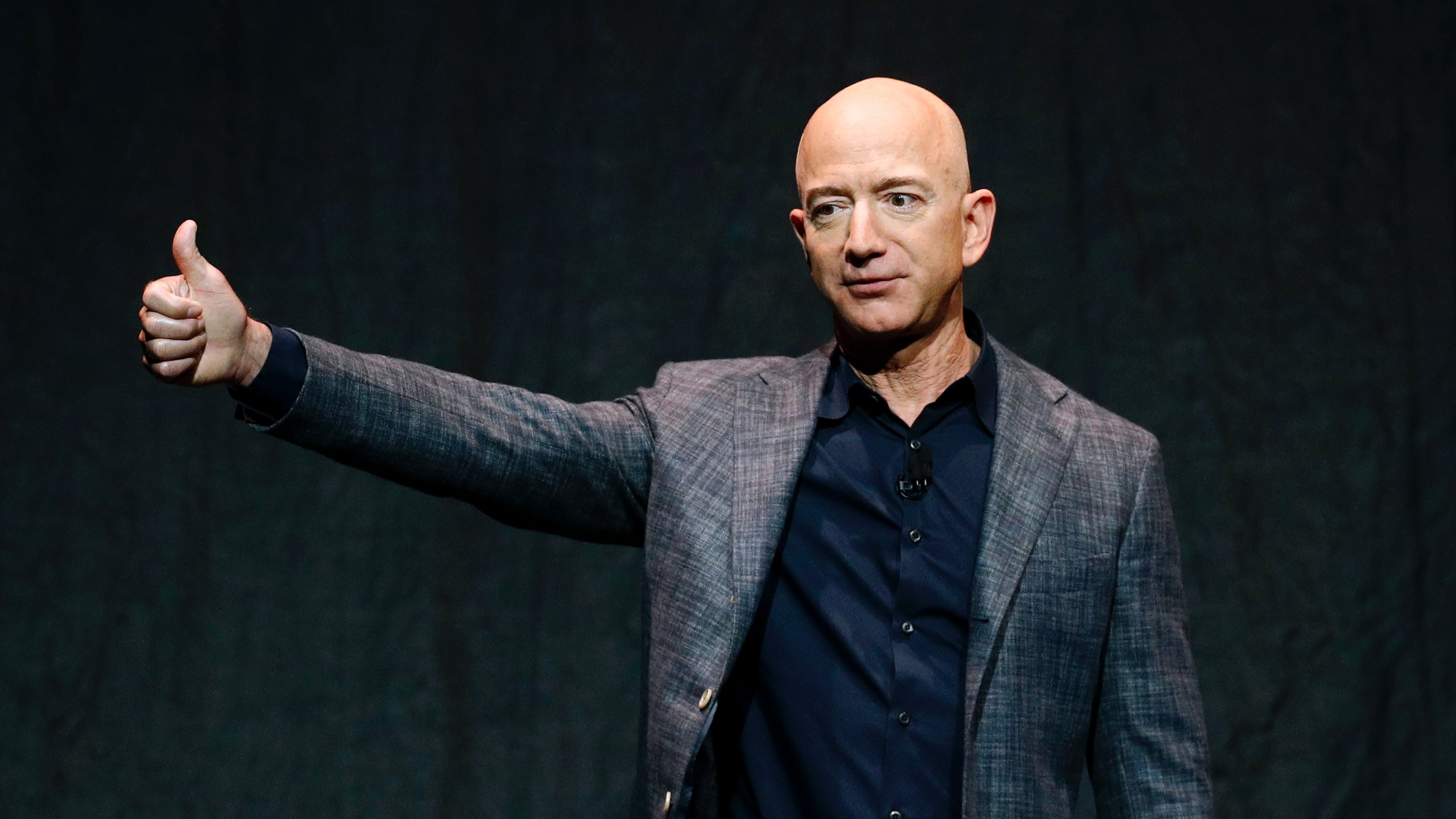 Jeff Bezos, cos'è il "puttering" la tecnica dietro il successo dell'uomo più ricco del mondo: così è nata Amazon