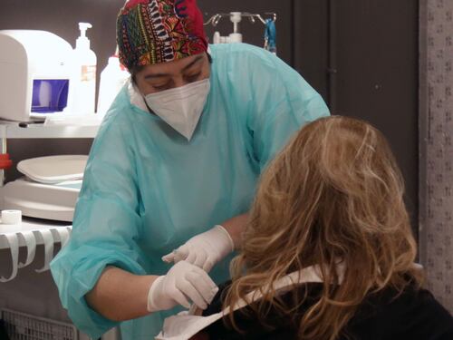 La Toscana ha vaccinato pure i maestri di danza prima di anziani e fragili