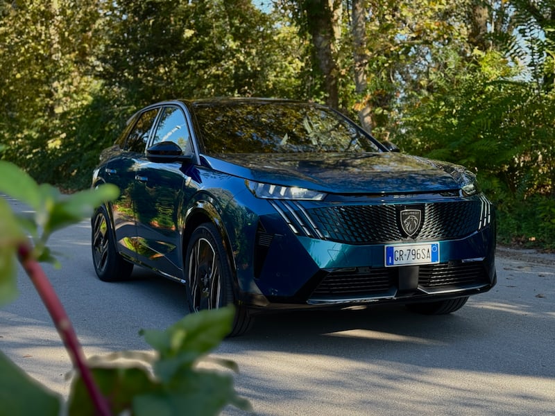 Peugeot E-3008: la gallery del nuovo SUV Fastback elettrico francese 8