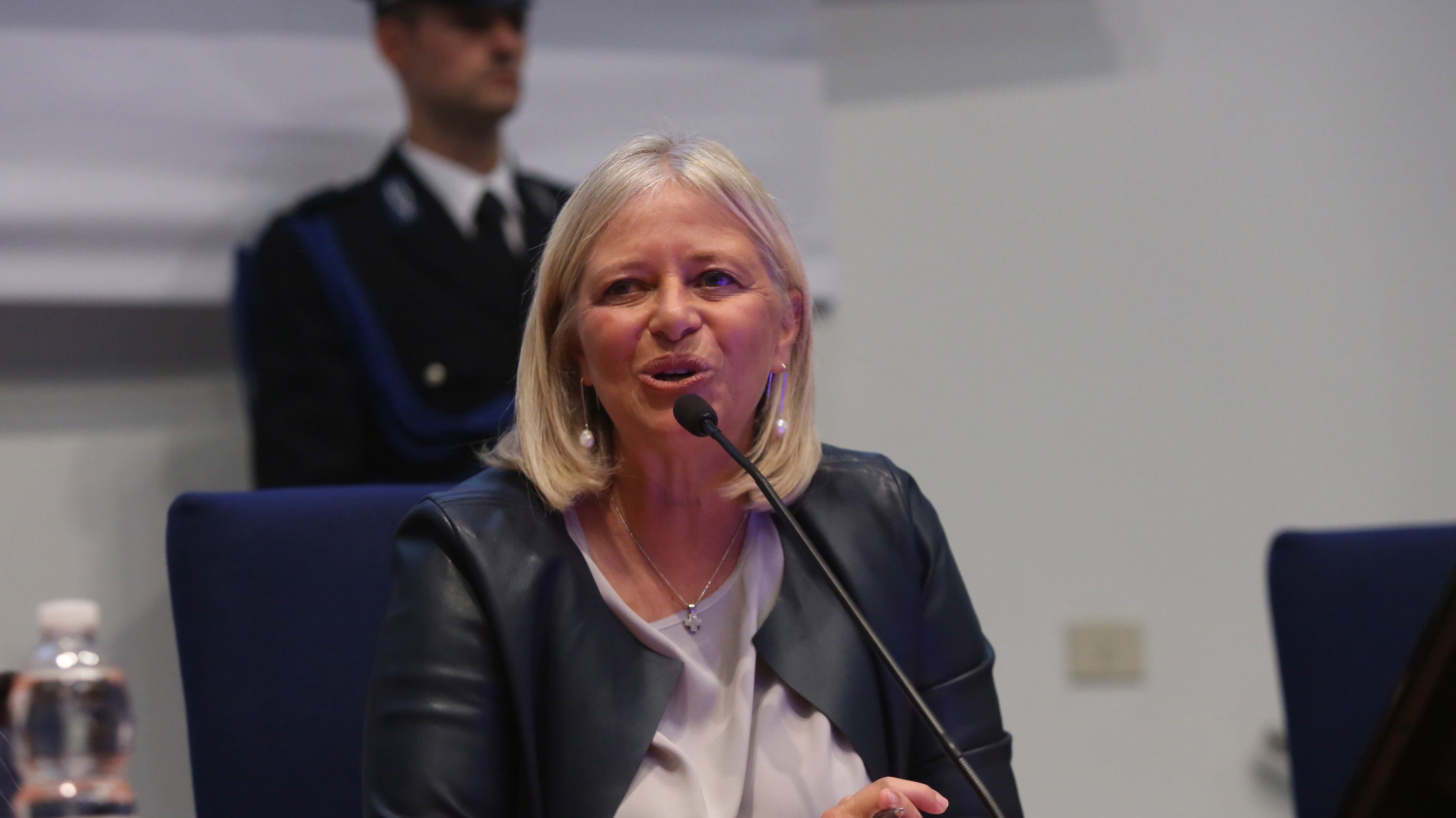 "Bianchi furbetta, vada in aspettativa": bagarre tra Pd e grillini nel Lazio