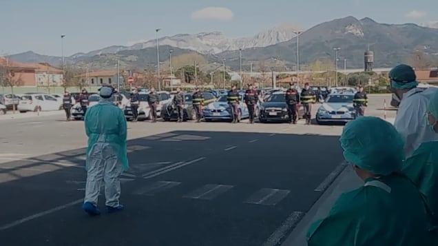 "Sull'attenti! Saluto ai medici". Il toccante omaggio degli agenti ai sanitari