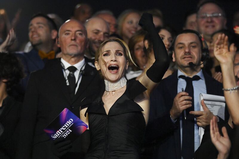 Sanremo 2024: ecco il look della quarta serata del Festival di conduttore, co-conduttrice e ospiti 17