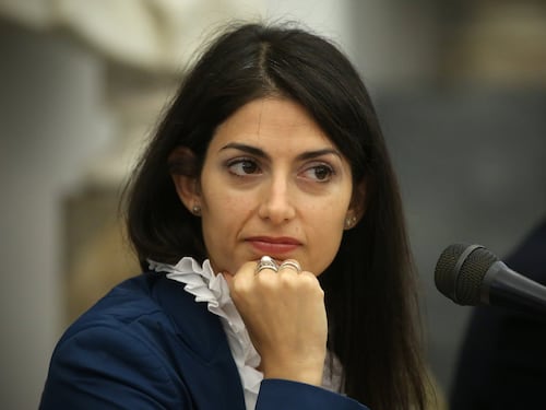 M5s, tutti contro Virginia Raggi: "Stavolta ha superato il limite"