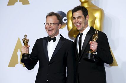 Oscar, i vincitori stringono le statuette 9