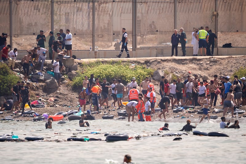 Migranti tentano di entrare nell'enclave spagnola di Ceuta dal Marocco