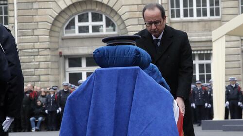 A Parigi il ricordo dei poliziotti uccisi 8