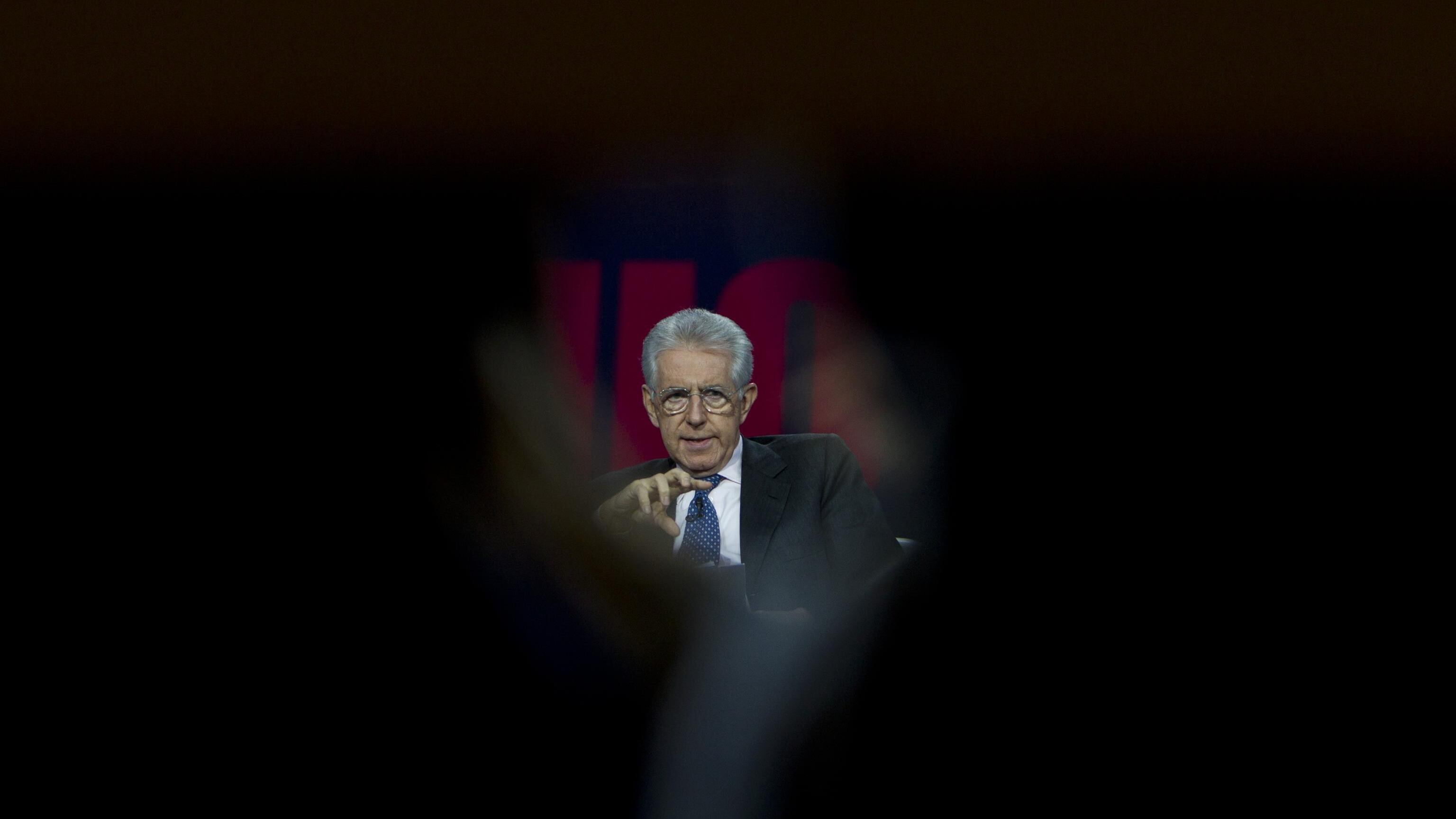 Davos, Monti ospite d'onore. Le imprese: "Troppe tasse in Italia"