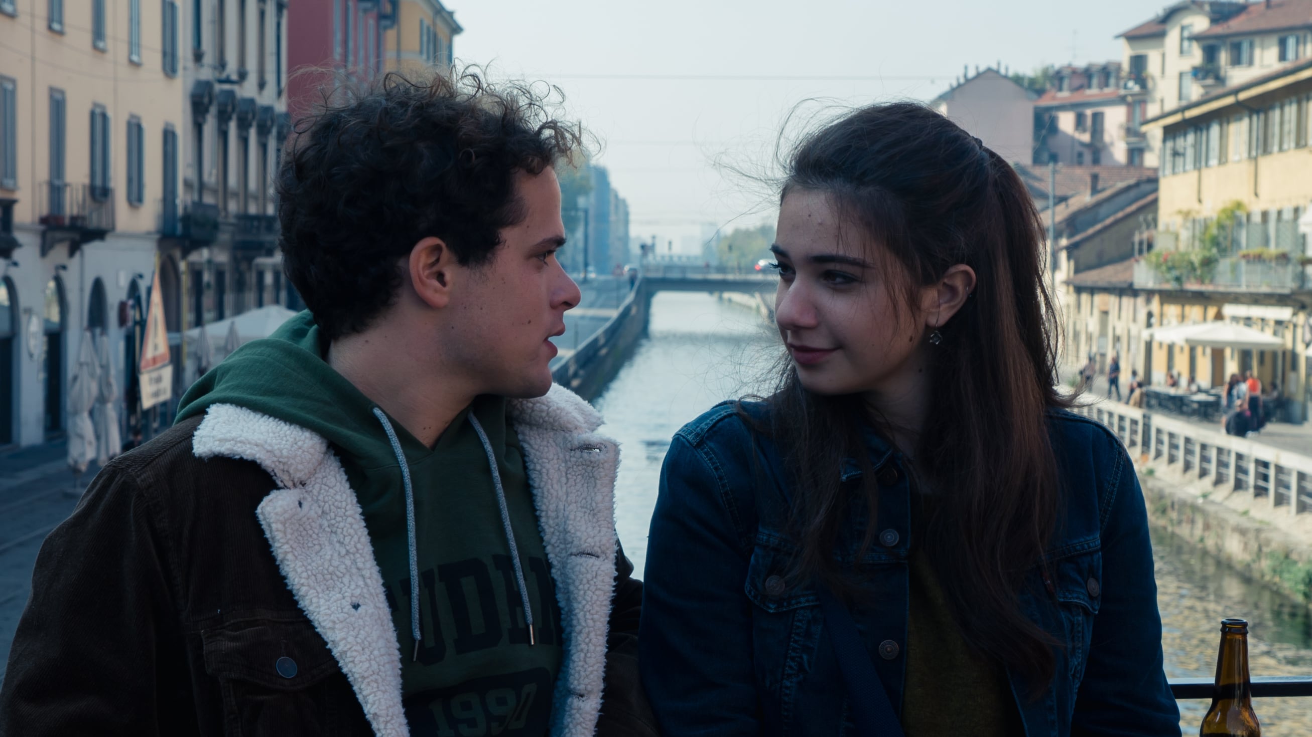 "Succede", viaggio a zig zag nell'adolescenza social