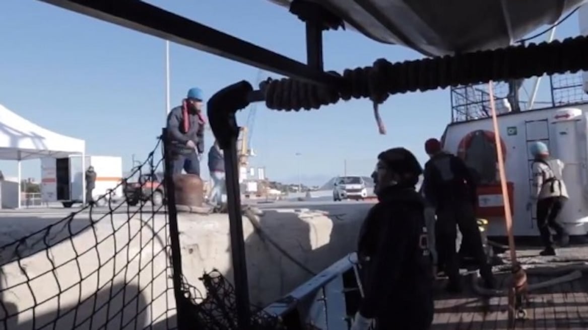 Alan Kurdi arriva a Pozzallo. Salvini: "Altri sbarchi, altri soldi..."