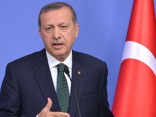 Le purghe di Erdogan: cacciati i poliziotti e i giudici che lo indagano