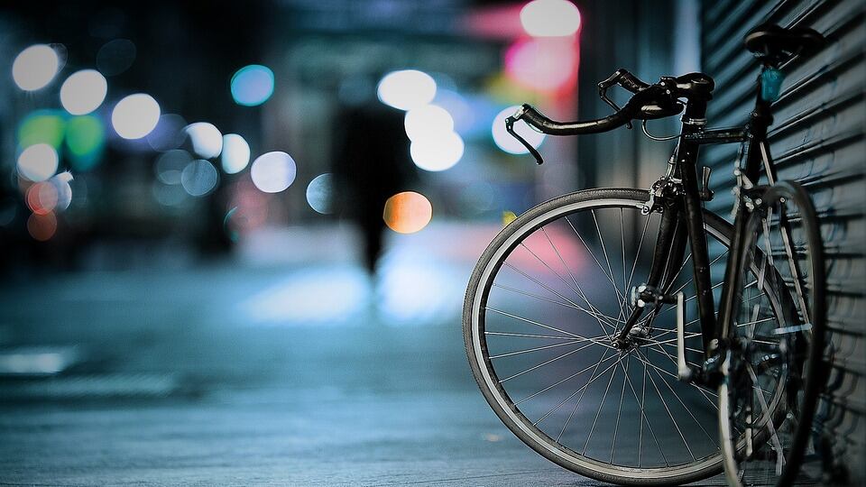 La legge che modifica la circolazione delle bici: targa e assicurazione