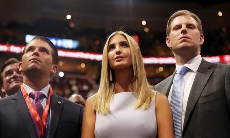 Ivanka Trump elegante in rosso: i bimbi giocano con la gonna 10