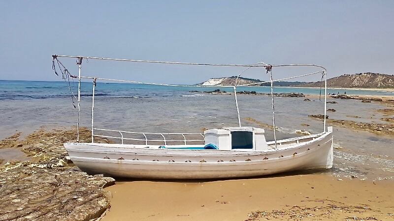 Le barche abbandonate sulle spiagge dell'agrigentino 1