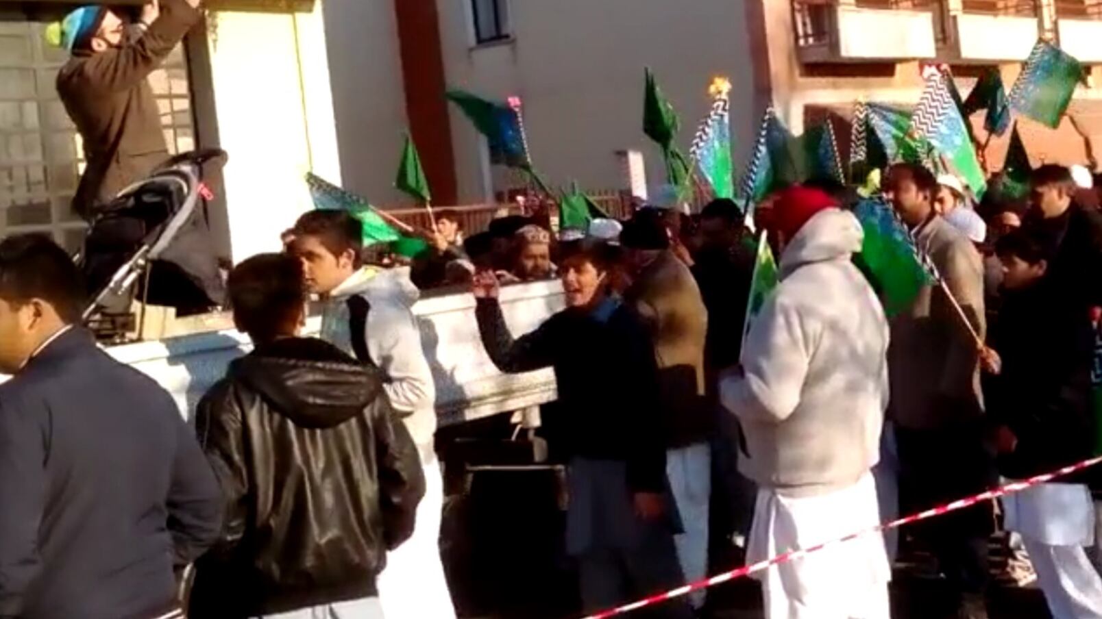 Vessilli verdi e grida Allahu Akbar. Gli islamici sfilano nelle piazze