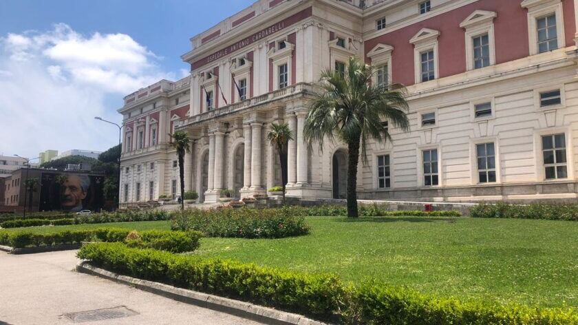 "Sparato da dentro casa": il giallo della donna uccisa da un proiettile vacante a Napoli