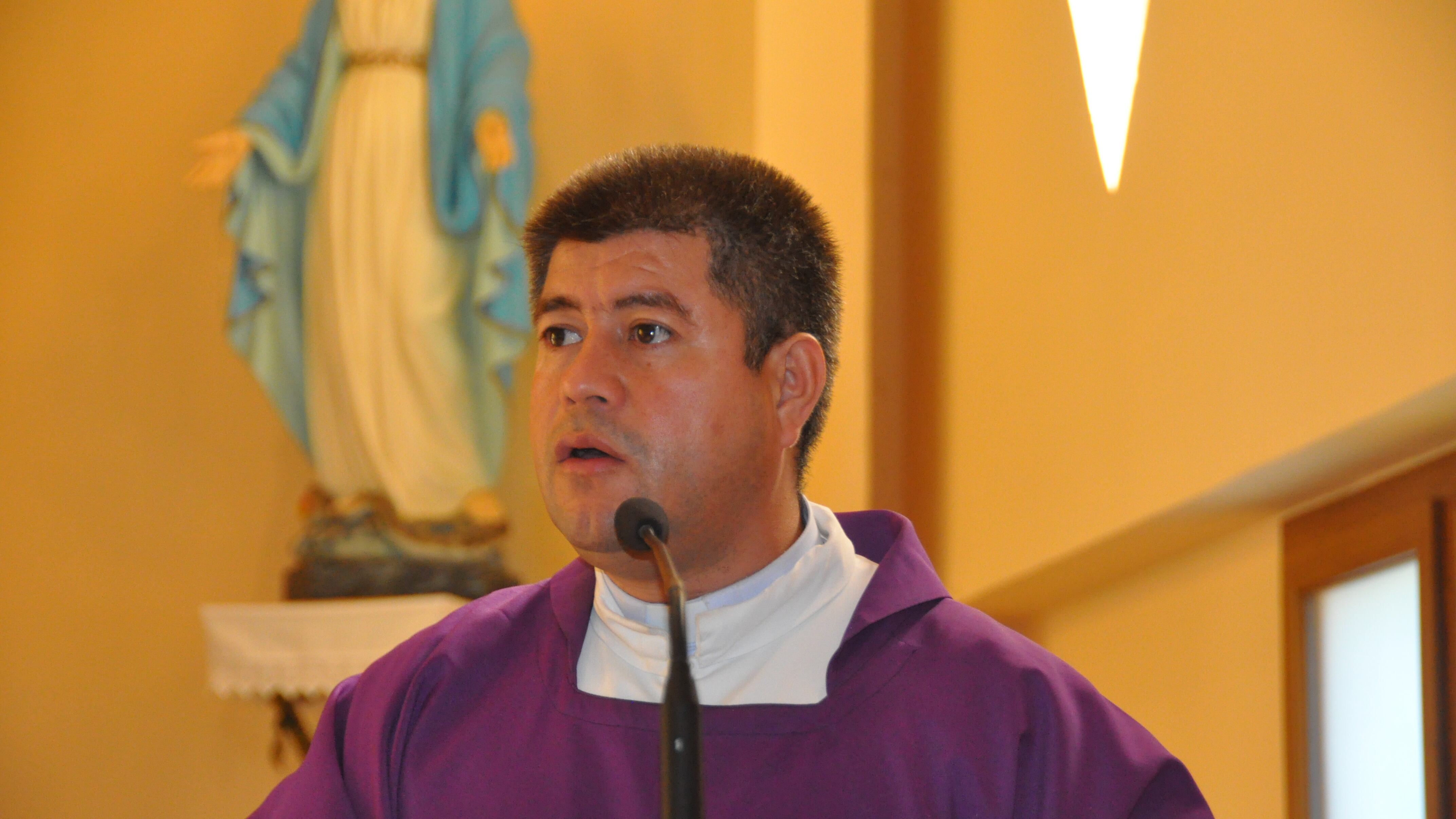Minacce al prete pro-migranti: "Vedrai cosa ti succede bastardo"