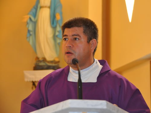 Minacce al prete pro-migranti: "Vedrai cosa ti succede bastardo"