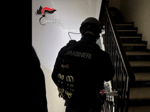 Alcuni momenti dell'operazione dei carabinieri contro l'organizzazione criminale nigeriana