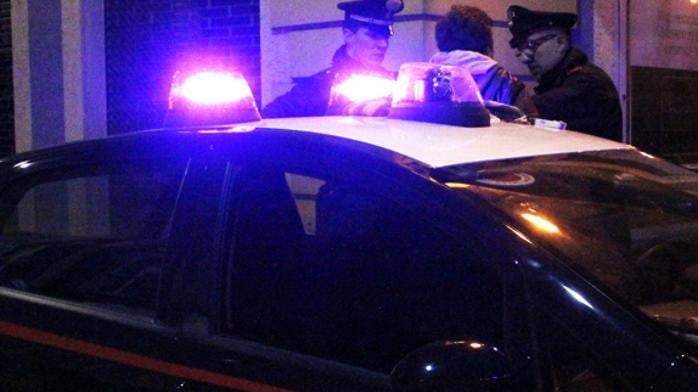Tunisino nasconde machete e martello sotto maglione e morde carabiniere: arrestato