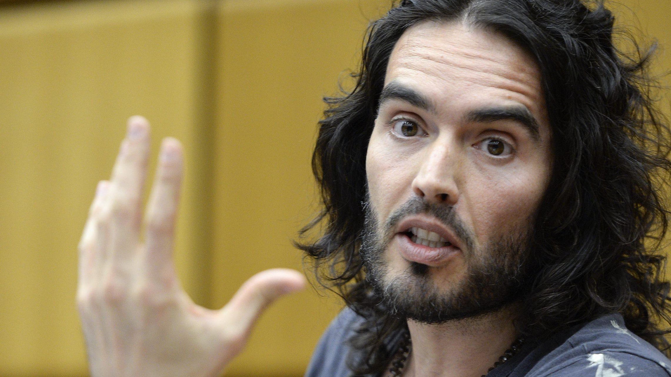 "Indagine per reati sessuali": stretta dei giudici contro Russell Brand