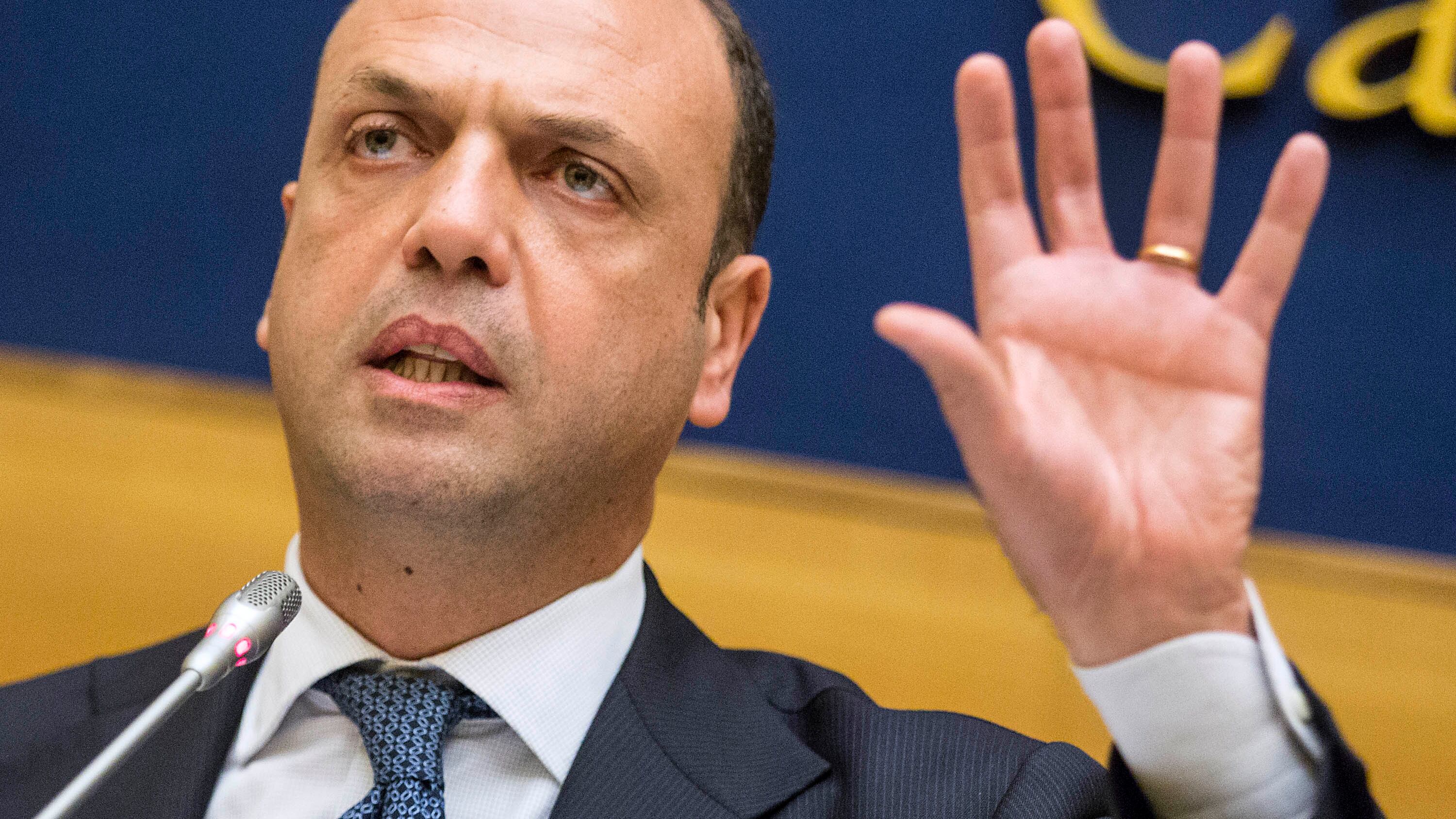 Fronda Ncd promette a Renzi la crisi. Esposito: "Domani via dal governo"