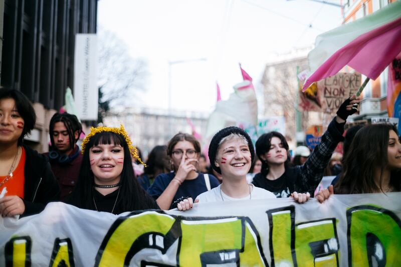 "Generazione meticcia e queer". A Milano sfila il corteo "transfemminista" 31