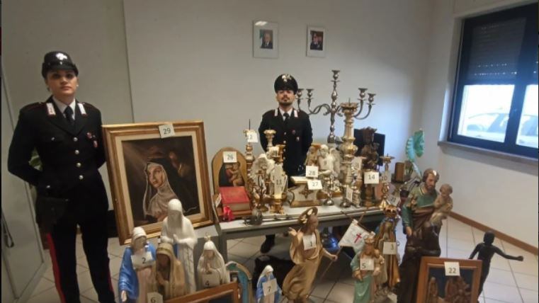 Statue, dipinti, tappeti: le razzie del ricettatore rumeno nelle chiese toscane