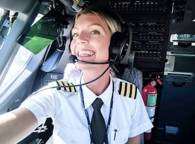 La bella pilota di Ryanair sta facendo impazzire tutti 3