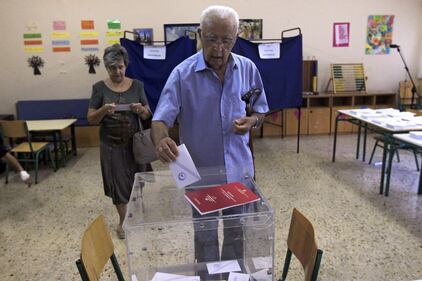 Il popolo greco al voto. Anziani e bambini alle urne per un nuovo governo 6