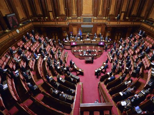 Dl sicurezza, scoppia bagarre: il sì senza voti da centrodestra