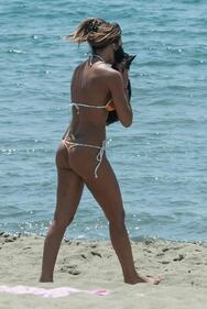 Rosy Dilettuso super hot: topless a Forte dei Marmi 11