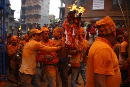 Bhaktapur si colora per il festival nepalese del Sindoor 7