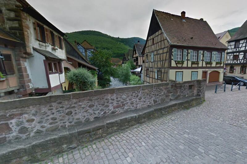 Lo scorcio di Kaysersberg che si intravede alle spalle di Sanoshi nella foto