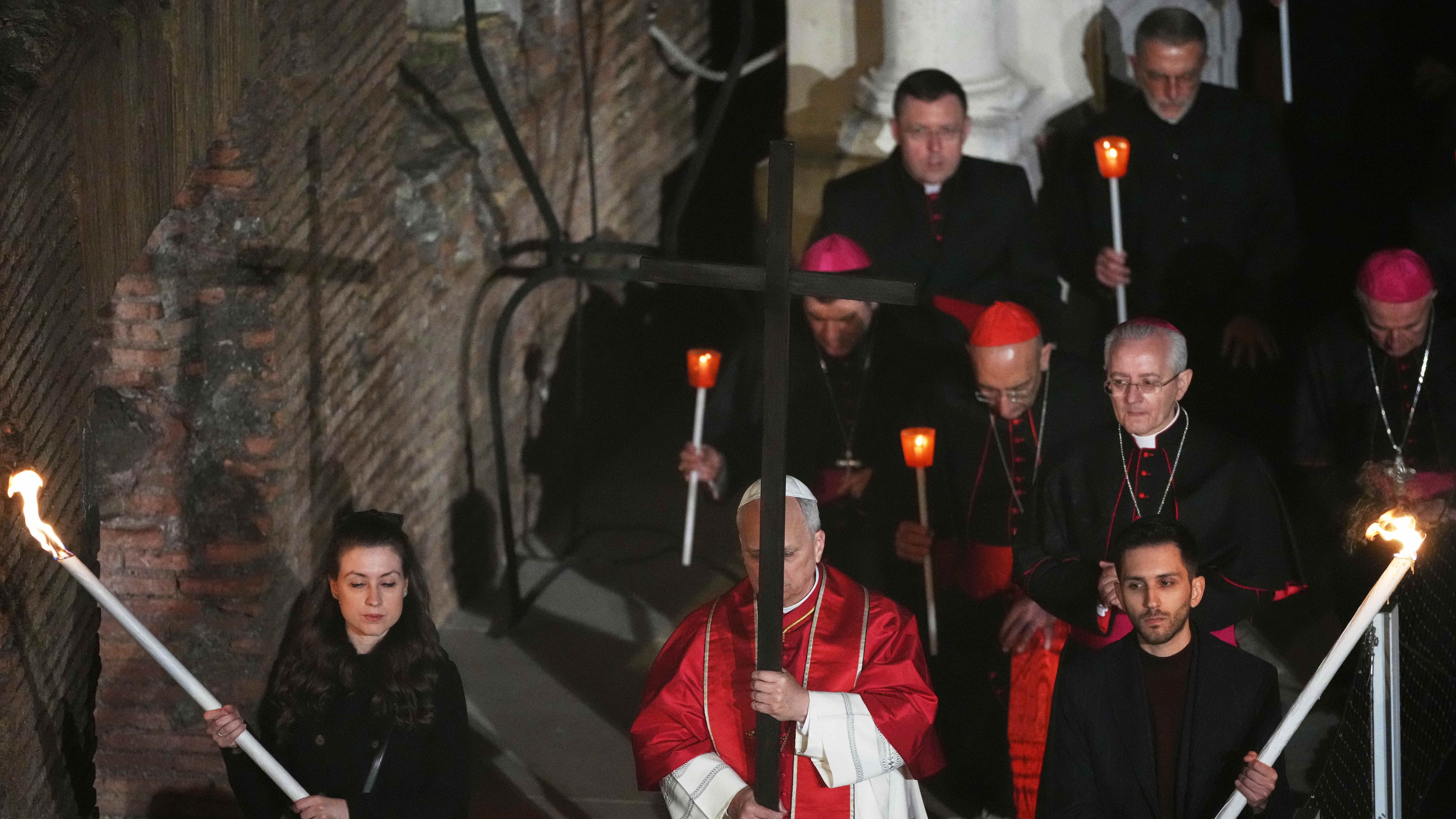 Via Crucis, Papa Leone XIV porta la croce in tutte le stazioni