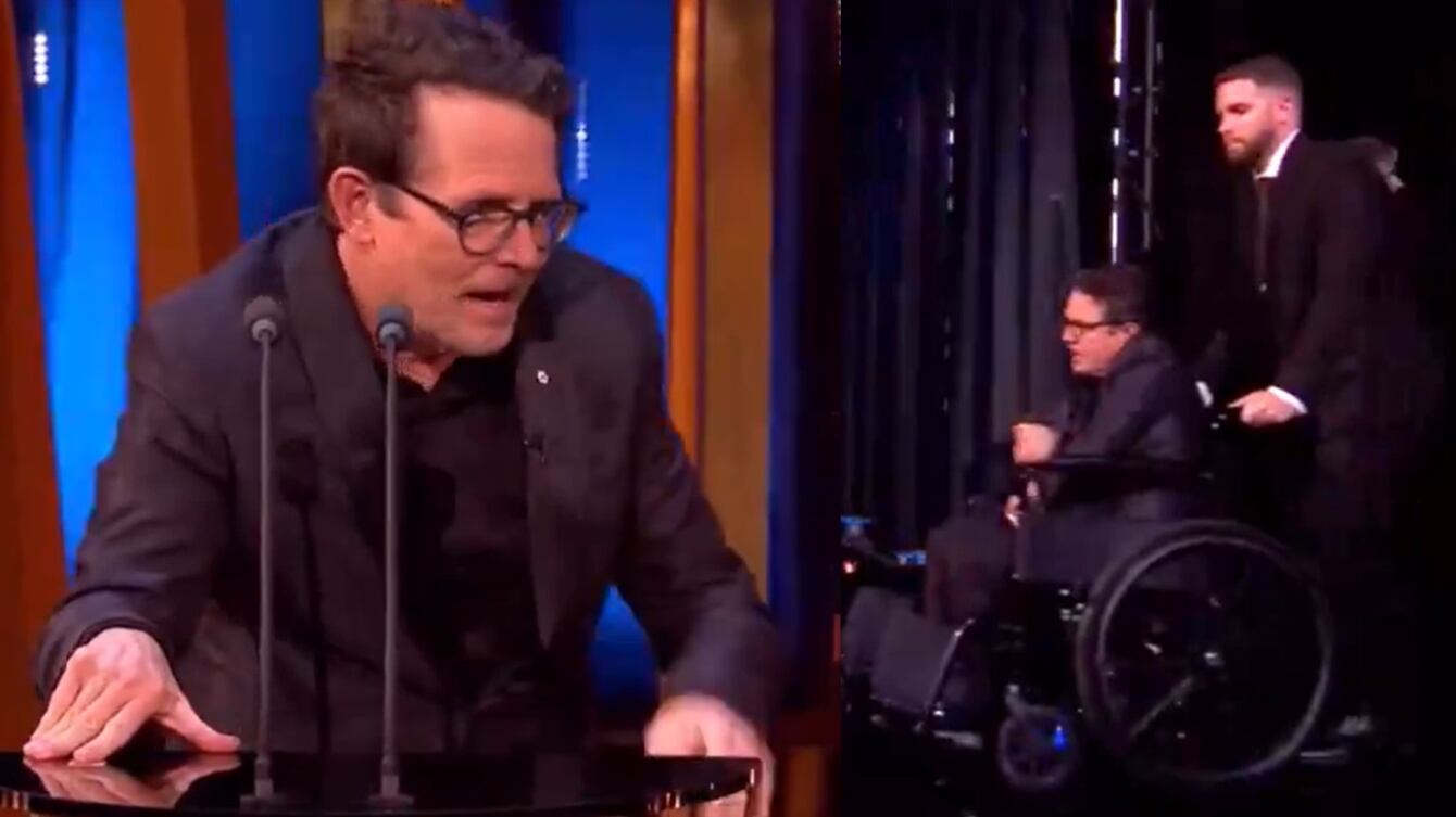 Il gesto commovente di Michael J. Fox: lascia la sedia a rotelle e sale sul podio