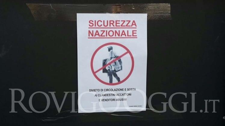 "Divieto di circolazione e sosta ai clandestini": il cartello contro i migranti