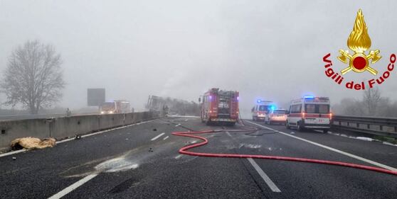 Lodi, cisterna in fiamme sulla A1 2
