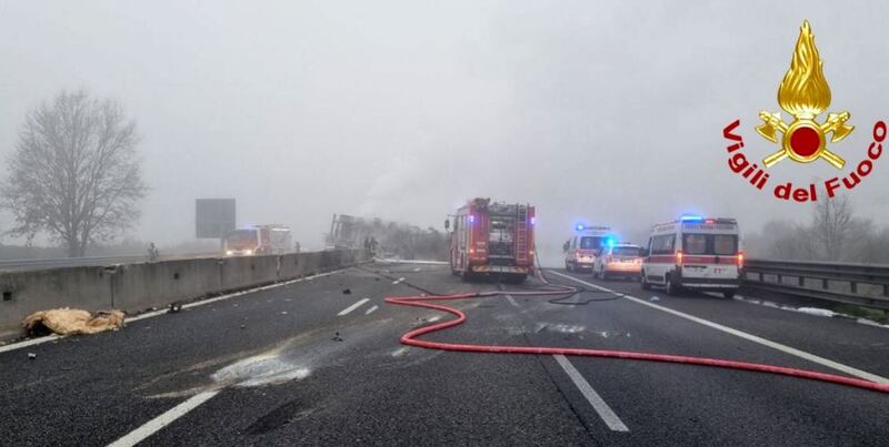 Lodi, cisterna in fiamme sulla A1 2