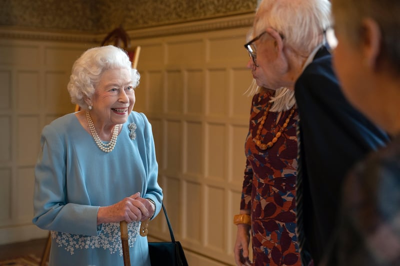 Regina Elisabetta con bastone, destino Buckingham Palace 