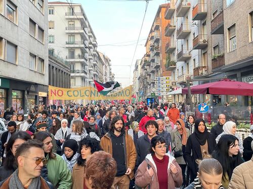 Milano, corteo pro Palestina: cori anti-Israele e foto di Sinwar