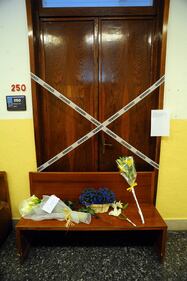 Tribunale, fiori davanti alla stanza del giudice 3