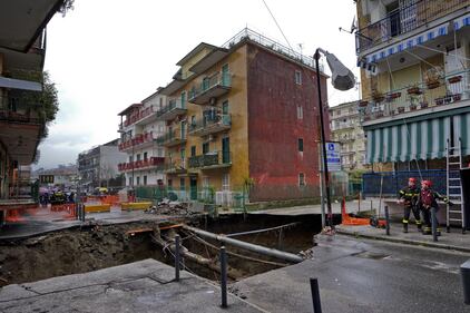 Napoli, maxi voragine in strada a Pianura 14